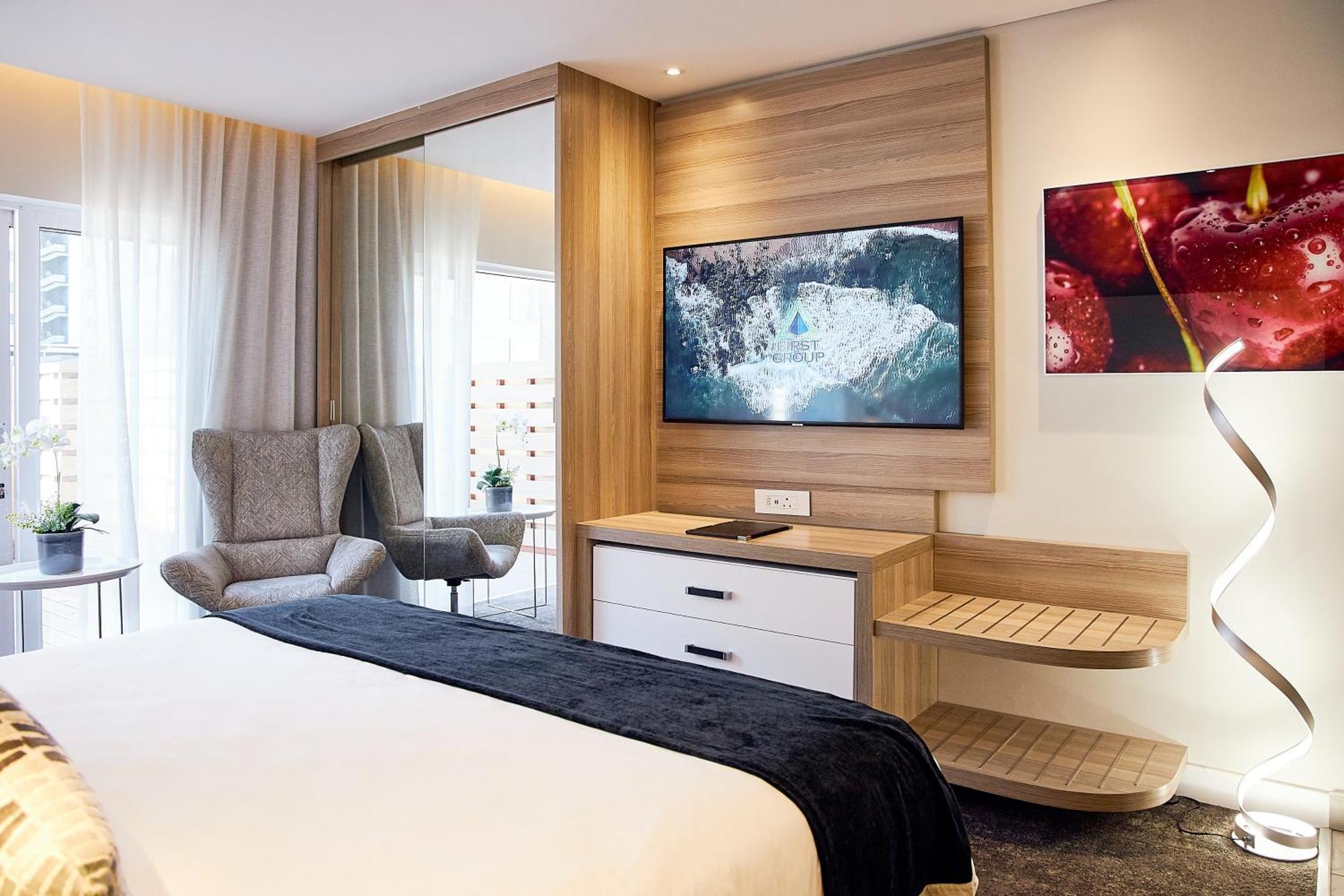 First Group Riviera Suites Le Cap Extérieur photo